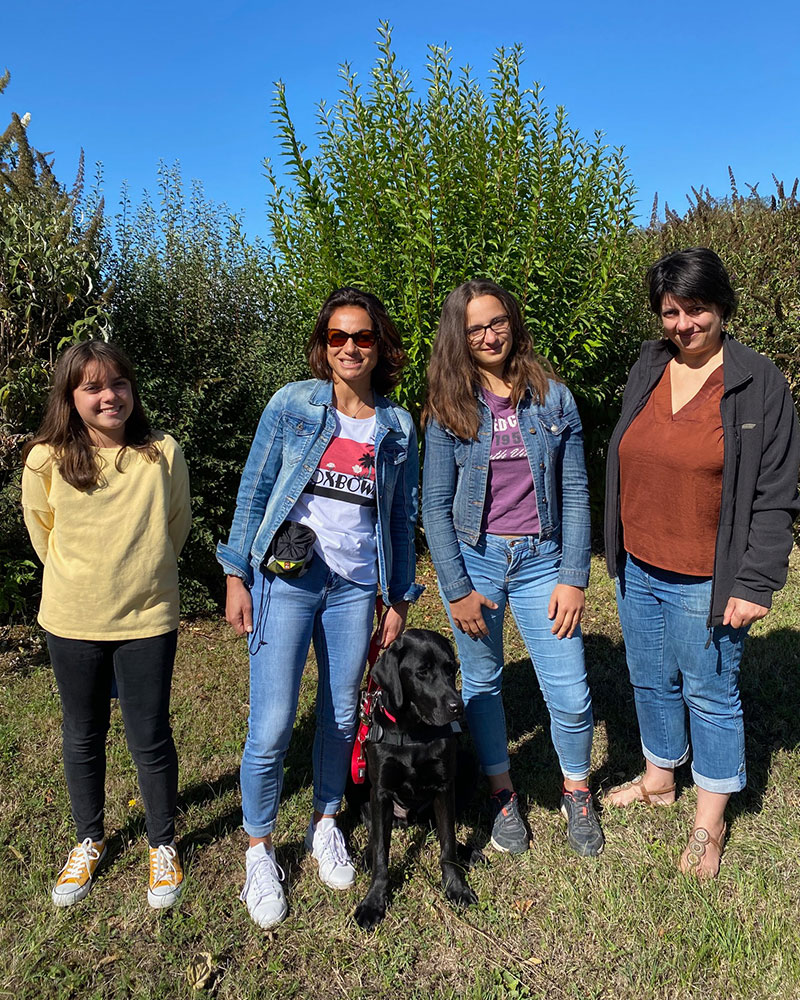 Sabrina et Oxbow accompagnés de la famille d'accueil