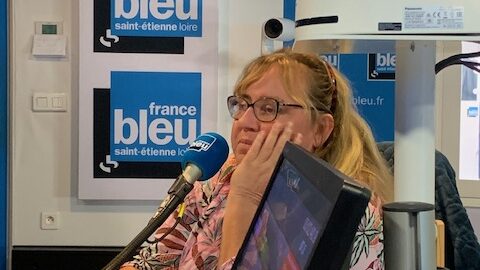 Muriel Colombet sur le plateau de France Bleu, derrière un micro et devant un logo, tous deux bleus