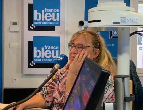 Muriel Colombet sur le plateau de France Bleu, derrière un micro et devant un logo, tous deux bleus
