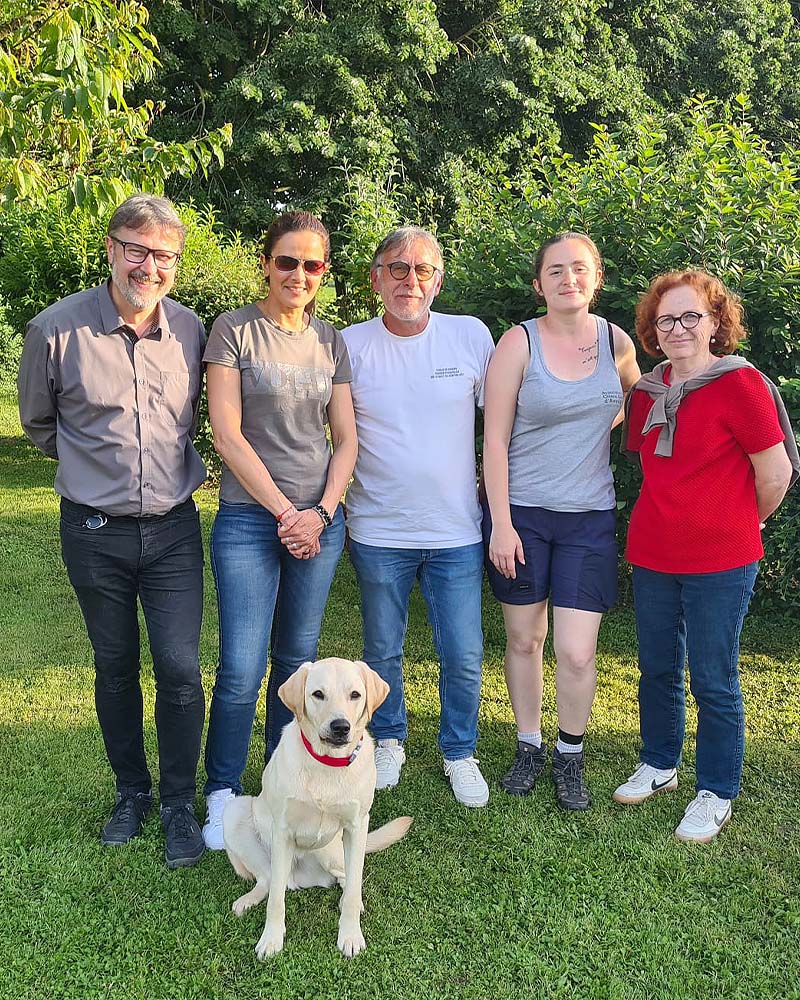 Stefania Rovella et Topaze, lors de la remise. Elle pose avec Stéphanie et François, famille d'accueil et les éducateurs Martial et Adeline.