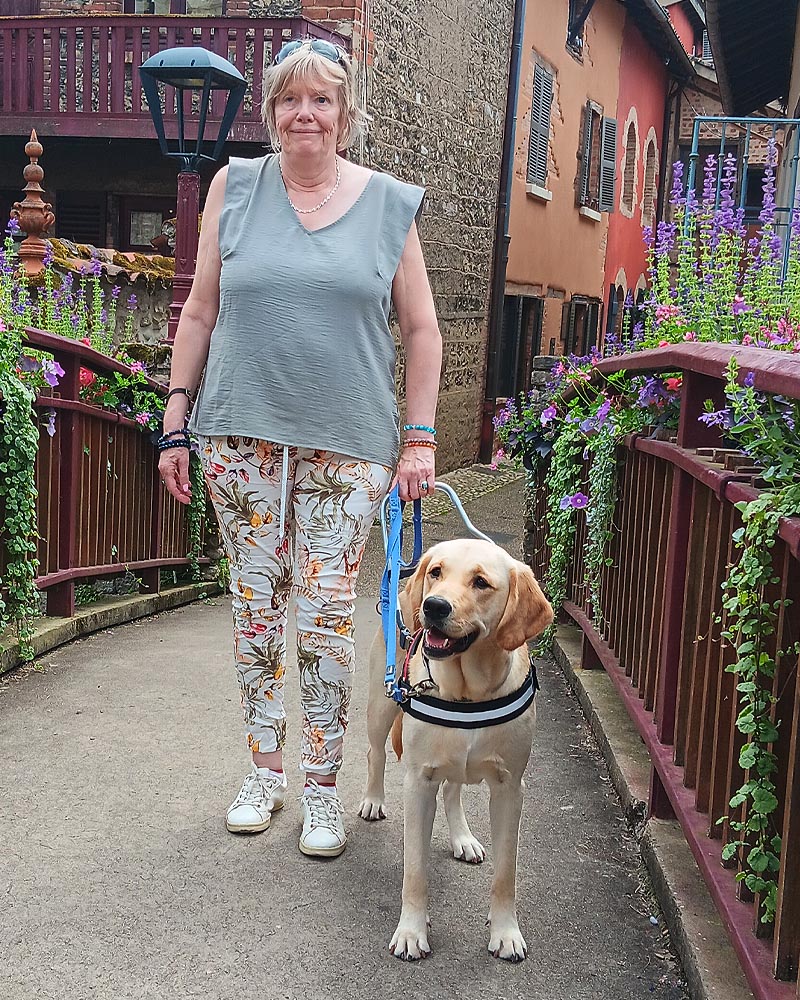 Sylvie Amart et Twix en promenade.