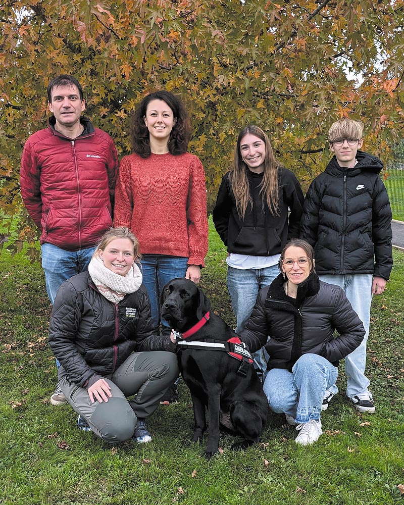 Remise de Tacos sur le site de Misérieux. Emmanuelle est entourée de Capucine, éducatrice de Tacos, et de sa famille d'accueil.