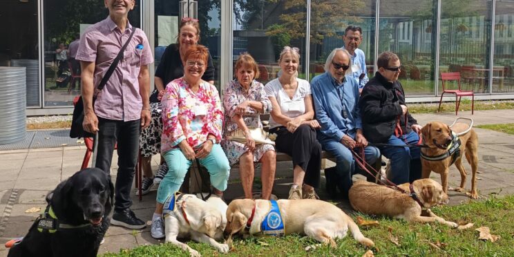 L'équipe des chiens-guides dans le jardin chez Hermès