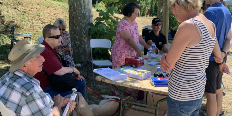 Partir en livre, le stand Chiens Guides à Parcieux