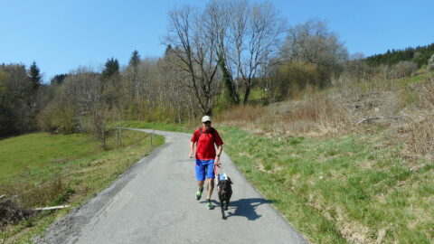 Elie et Jinga cheminent ensemble dans la nature Elie porte un t-shirt rouge