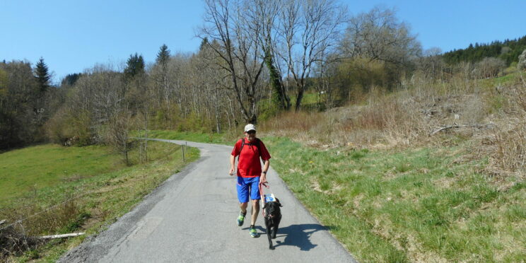 Elie et Jinga cheminent ensemble dans la nature Elie porte un t-shirt rouge
