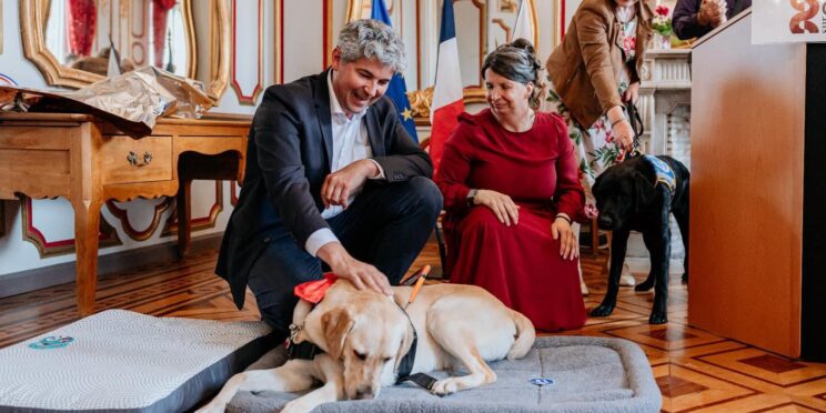 Le maire de Chalon et Christelle Vaupré a genoux près de Sépia lors de sa remise à la mairie de Chalon