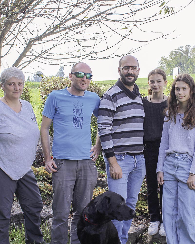 Mathieu et Udson, entourés de Caroline Perrier, Guillaume Troccon et ses deux filles.