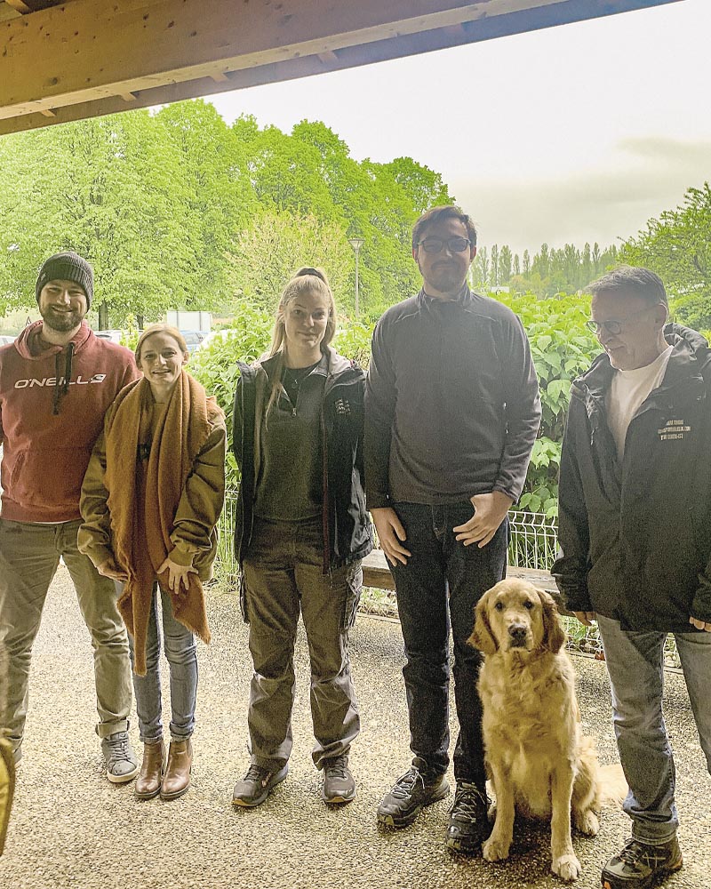 Lucas et Uly posent devant l'école à Misérieux. Avec eux, Sophie et Hippolyte, Adeline Thévenet et Martial Herrscher.