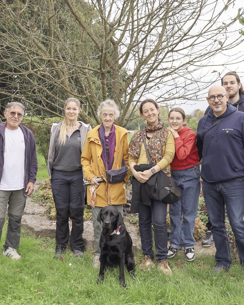 Dominique et Uranie posent dans les jardins de l'école, accompagnées de Martial Herrscher et Adeline Thévenet à leur droite, et de la famille Avellaneda à leur gauche.