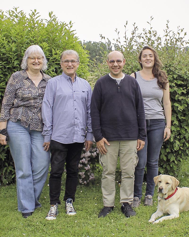 Dans le parc de Misérieux, Frédéric et Utah (couchée à ses pieds) entourés d'Hélène et Pierre Boucher-Goergler à gauche et Adeline Scerri à droite.