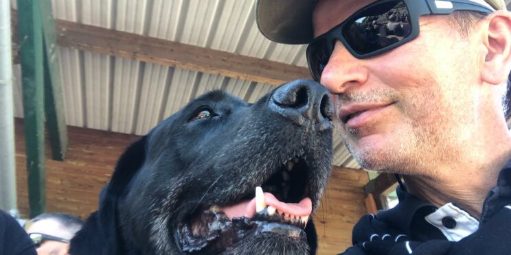 Zoom sur le visage de Regis avec son chien Népal