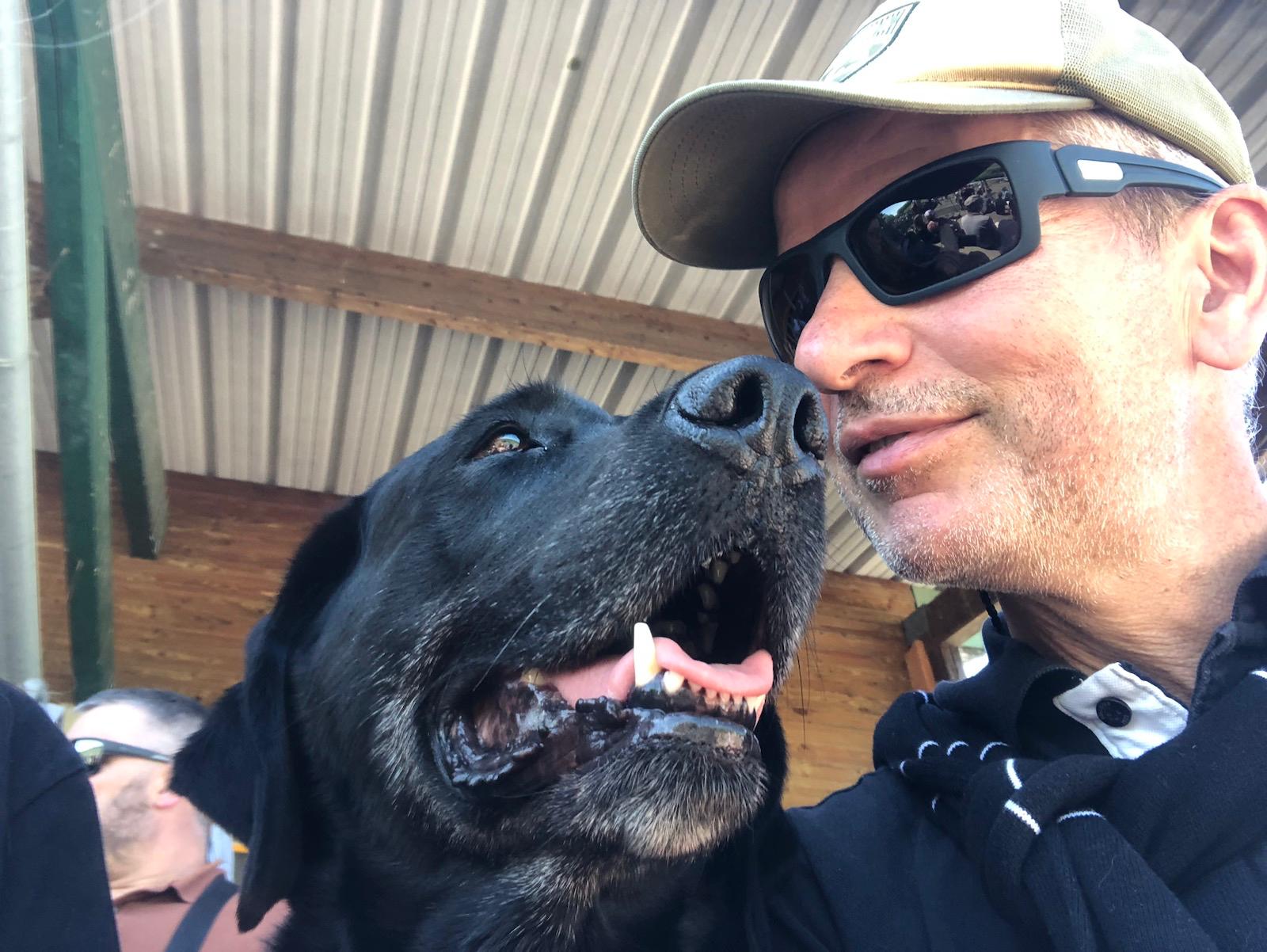 Zoom sur le visage de Regis avec son chien Népal