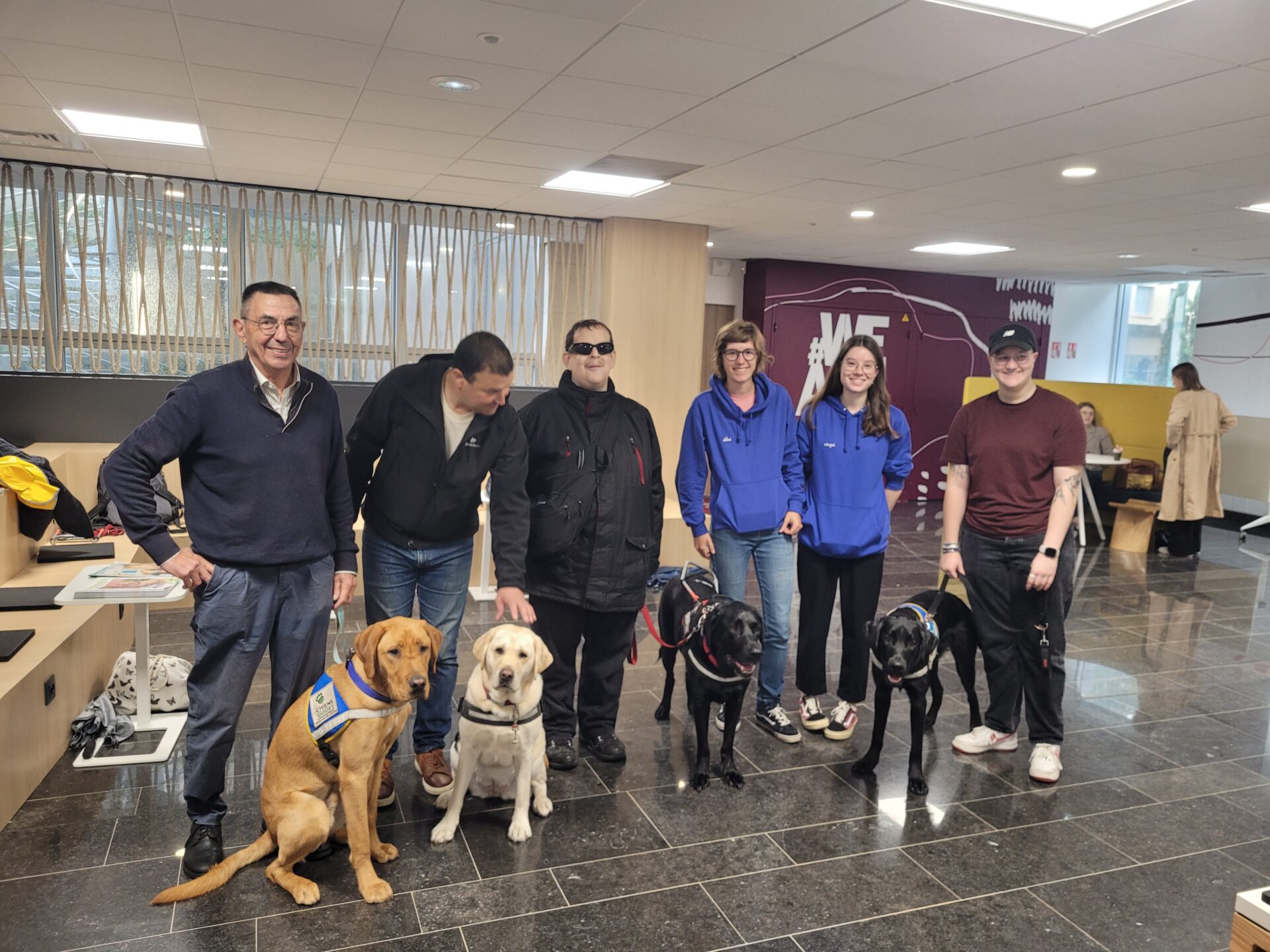 Virgile, Lucien, Hichem et leurs chiens à l'école de management BSB