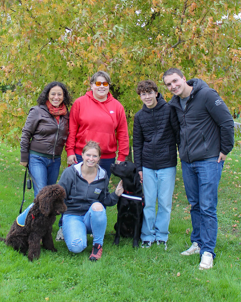 Dans le parc de Misérieux, Elsa et Uki avec Capucine et la famille d'accueil de Uki.