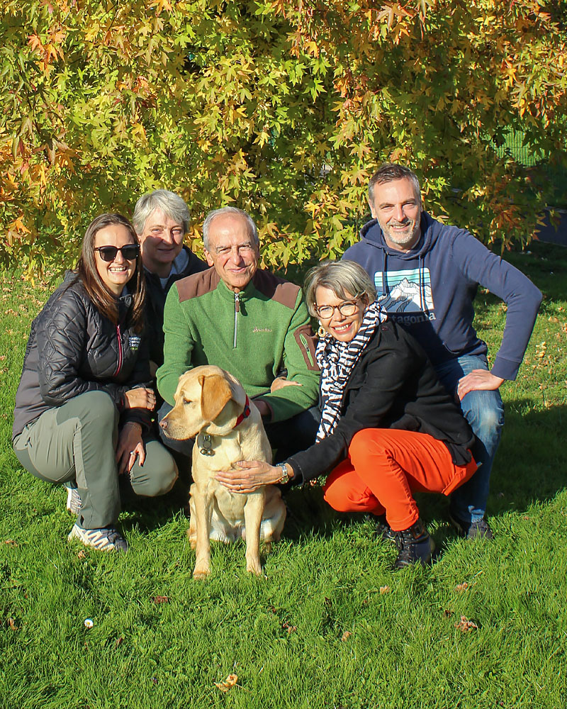 Dans le parc de Misérieux, Caroline et Laura, Astrid et Frank, entourent Jacques et Umy. Tous se tiennent accroupis, comme à hauteur du chien, pour cette souriante photo de groupe.