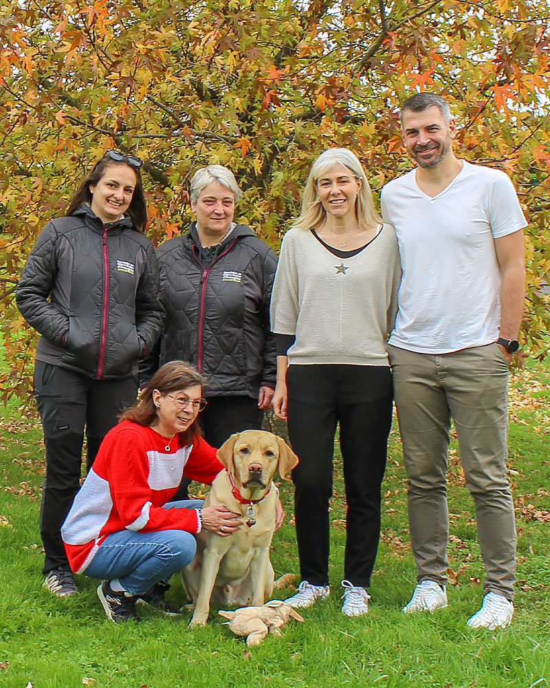 Dans le parc de Misérieux, Anne-Marie est accroupie aux côtés de Volt, assis avec son doudou à ses pieds. Le nouveau binôme est entouré de Laura et Caroline, avec Audrey et Nicolas.