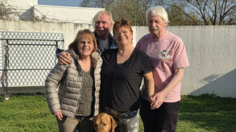 Fabricienne et son mari Pierre prennent la pose avec Rosy, son mari Joe et son chien guide Picsou