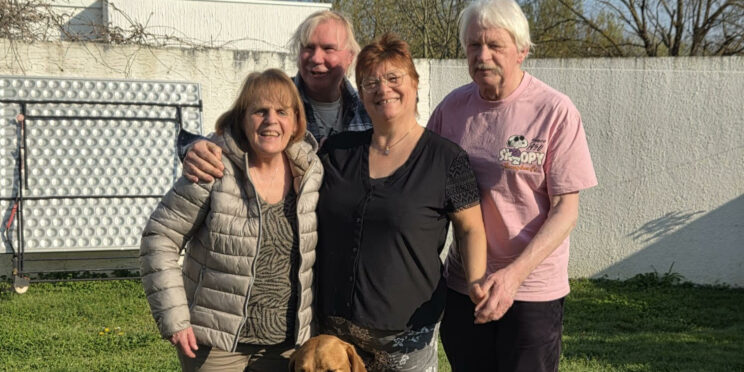 Fabricienne et son mari Pierre prennent la pose avec Rosy, son mari Joe et son chien guide Picsou