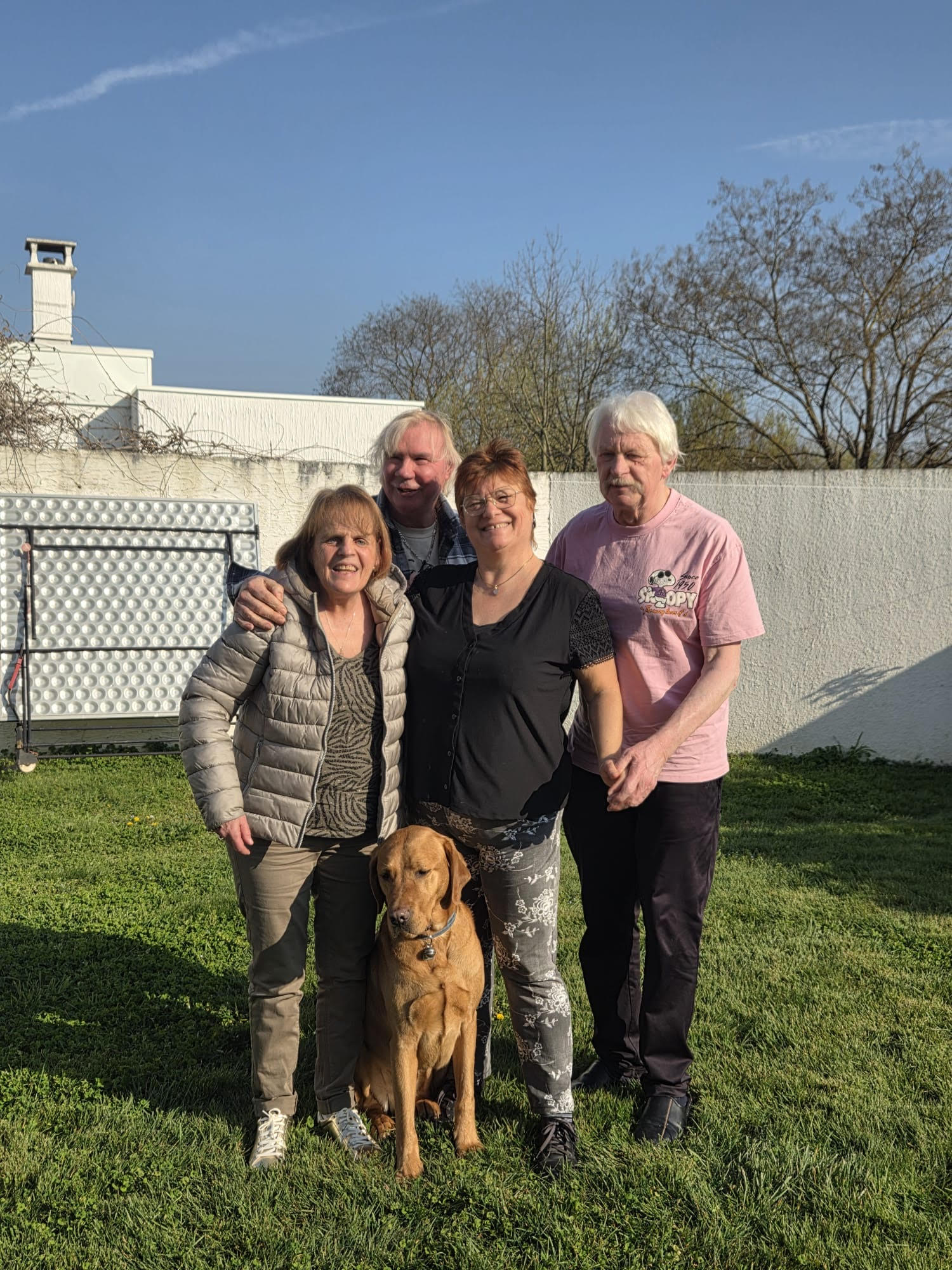 Fabricienne et son mari Pierre prennent la pose avec Rosy, son mari Joe et son chien guide Picsou